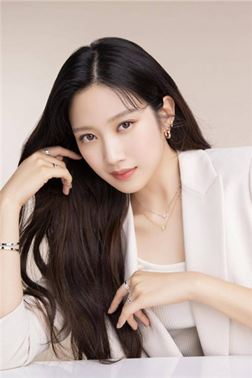 韩国女明星文佳��白色西装干练温柔气质写真