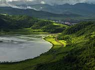 绿草遍野的西藏柴河风景图