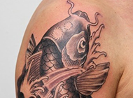 男子肩部彩绘鲤鱼纹身图案
