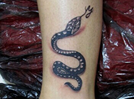 小腿个性的蛇纹身图片