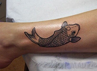 腿部可爱的小鱼纹身图片