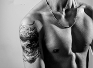男子手臂个性创意黑白纹身图案